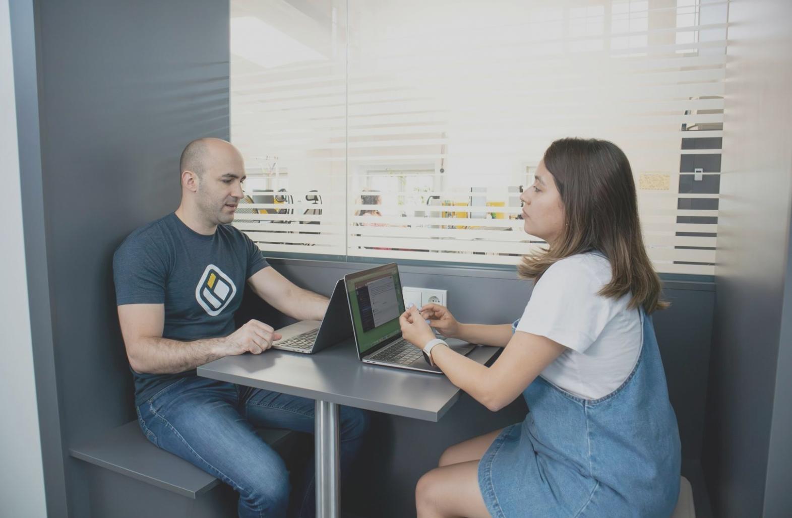 Moderní kancelář s grafy a analýzami na monitorech ukazující finanční výsledky