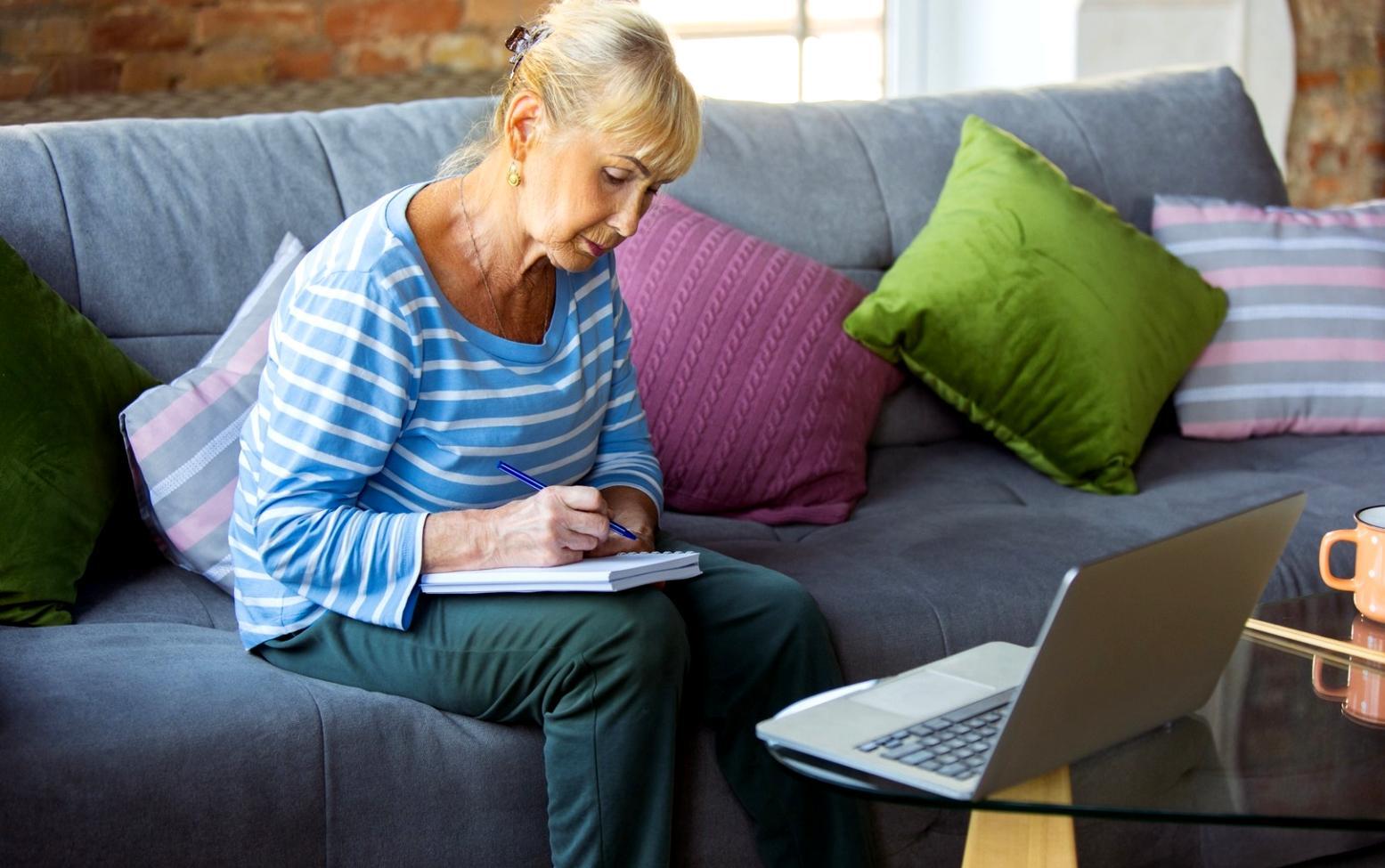 Výrobní hala s moderním vybavením a efektivně organizovanými procesy